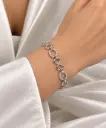 انسيال فضة عيار 925 بتصميم إنفينيتي وحلقات دائرية مرصعة بفصوص بيضاء.