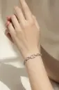 انسيال فضة عيار 925 بتصميم أقفال مرصعة بفصوص بيضاء.