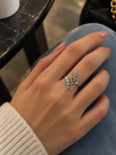 [RG-003] Elegant silver ring with a leaf design.