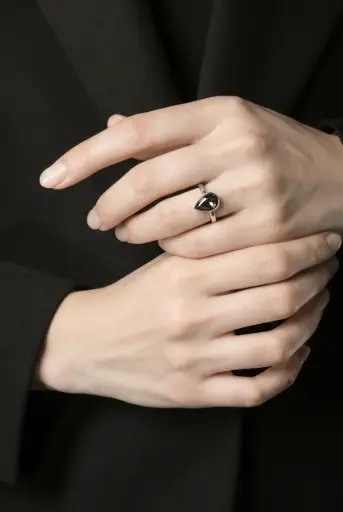 [RG-005] Elegant silver ring with a black teardrop stone.