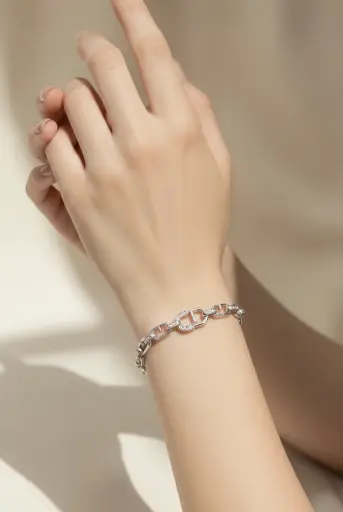 [BRC-010] 925 sterling silver bracelet with white stone-set lock-shaped links. 
